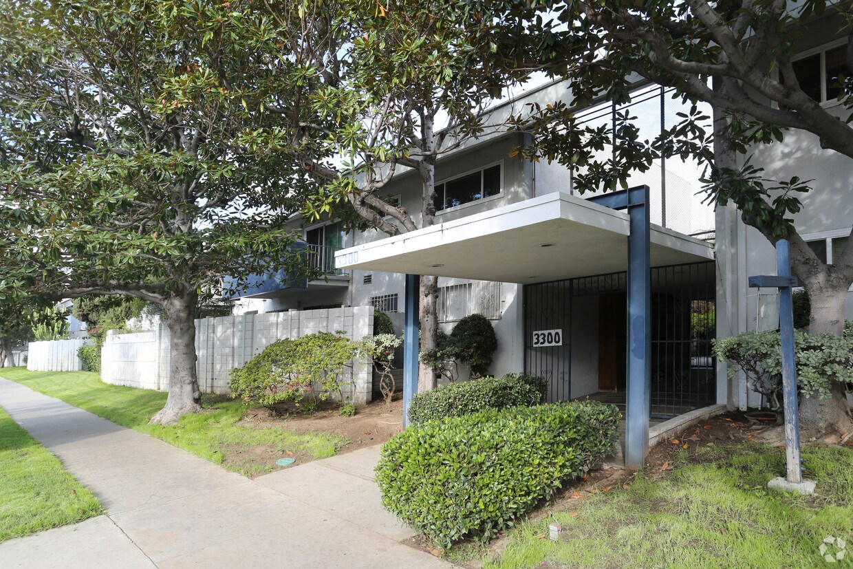 Building Photo - Queensland Manor South