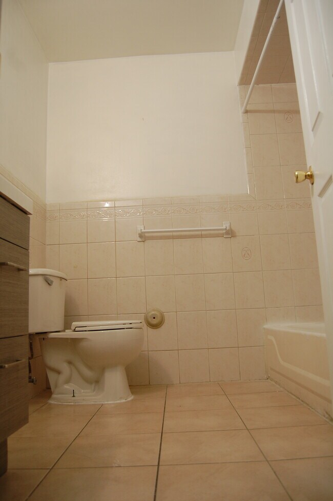 Building Photo - 12 N End Ter