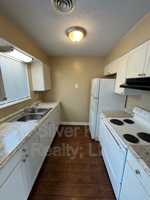 Building Photo - 129 S Victoria Rd