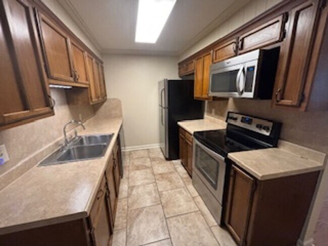 Foto del edificio - 6114 Parkforest Dr