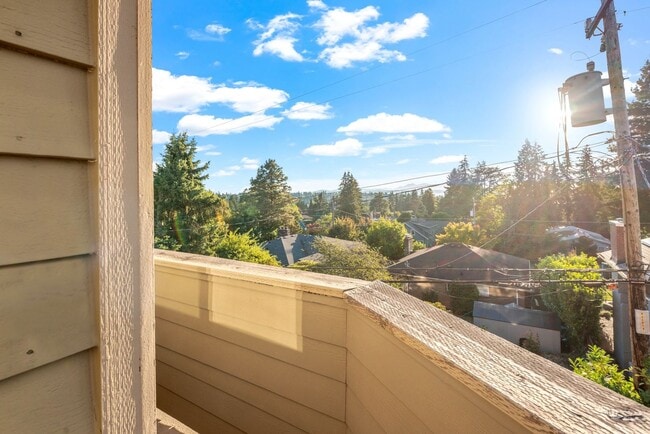 Foto del edificio - 3 bedroom Greenwood townhome with a view!