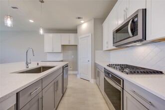 Building Photo - 1709 Summerlyn Ter Dr