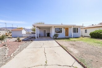 Building Photo - Conveniently located 3 Bedroom, 2 bath
