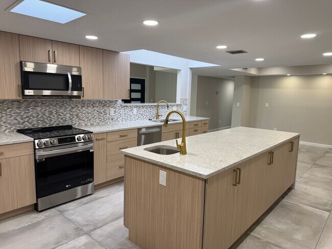 Building Photo - Spacious 3 Bed/2 Bath Townhouse w/ an Office in Northeast Tucson!