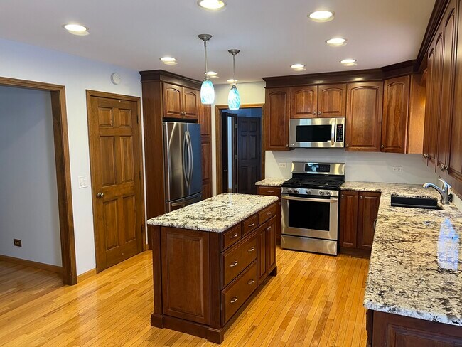 Building Photo - 2624 Midland Dr