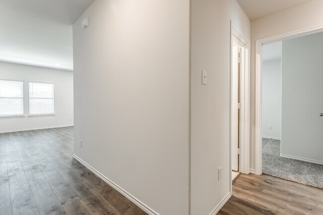 Foto del edificio - 3310 Sandstone Dr