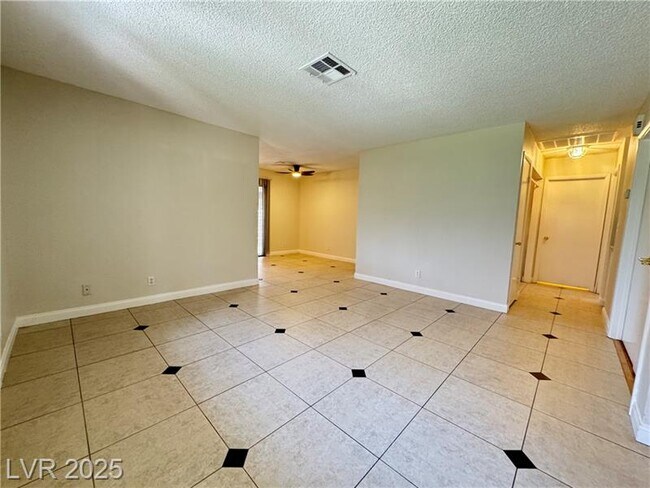 Foto del edificio - 6121 Meadow Haven Ln