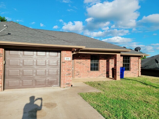 Building Photo - 210 Elm St