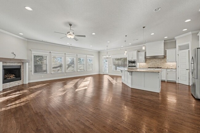 Building Photo - Modern Comfort with Space to Spare Ready Now