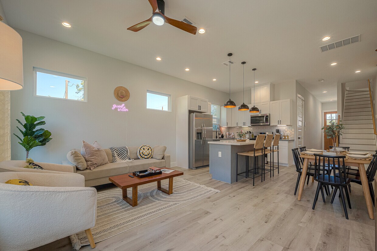 Sala de estar más área de cocina. - 2105 Sam Wilson St