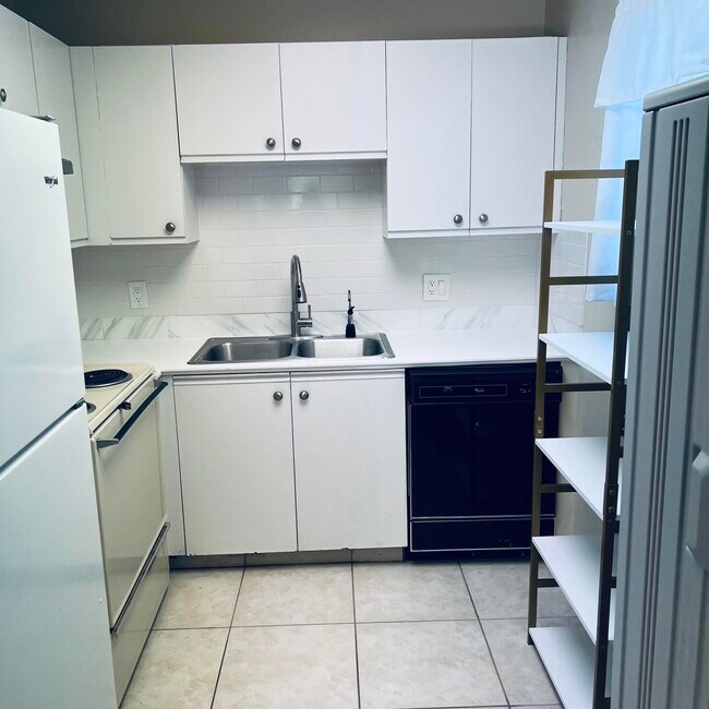 Building Photo - 13 Lake Vista Trail