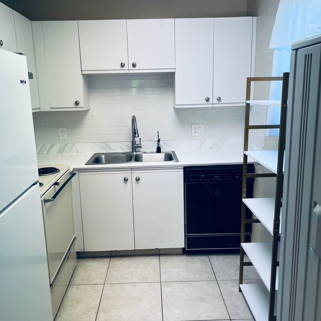 Building Photo - 13 Lake Vista Trail