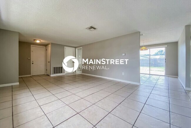 Building Photo - 3 Bedroom Pet-Friendly Home in New Port Ri...