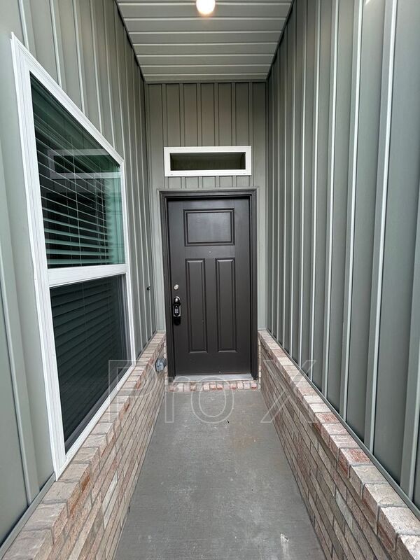 Building Photo - 114 NW 67th Ave