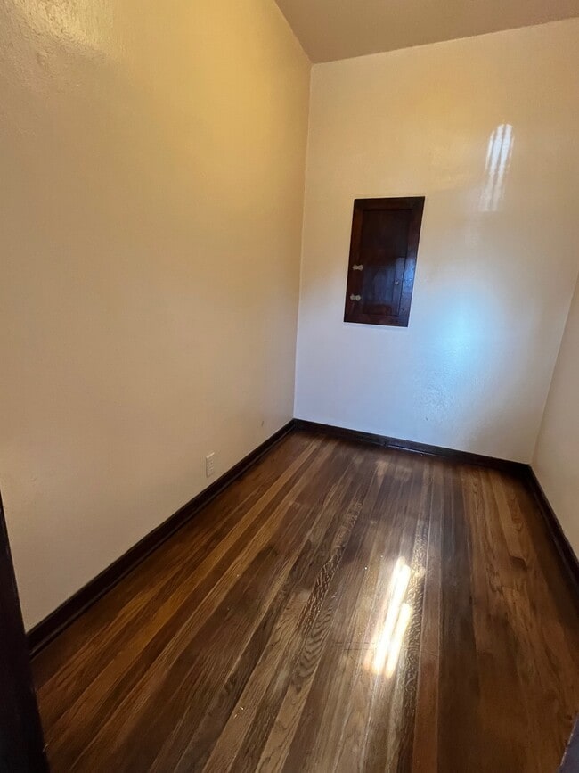 Building Photo - 828 H St