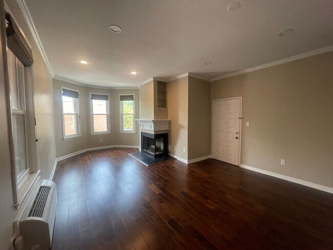 Foto del edificio - Dupont Circle 2-level Condo at The Cygnet. 1 Bed/1 Full Bath, Fireplace and Modern Kitchen