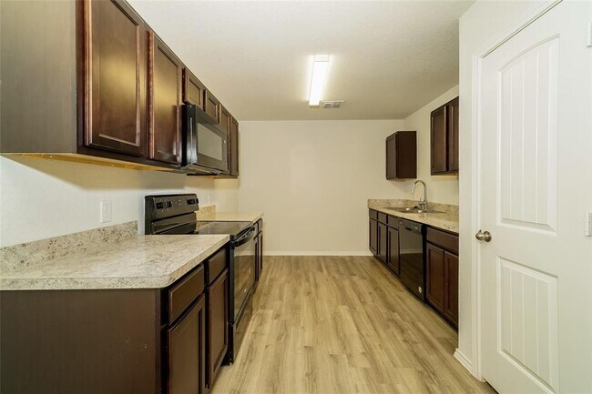 Foto del edificio - 17459 Linthorne St