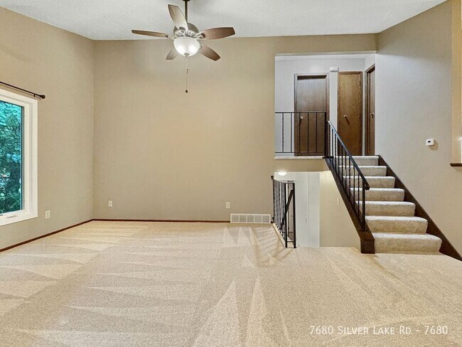 Foto del edificio - 7680 Silver Lake Rd