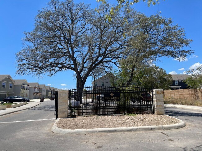 Foto del edificio - Gorgeous 3-Bed Townhome with WASHER AND DR...