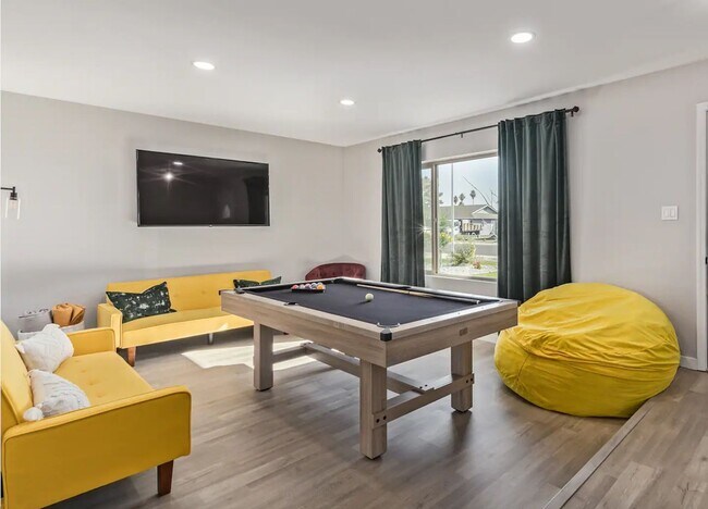 Building Photo - Stunning FURNISHED 3 bedroom 2 bathroom ho...