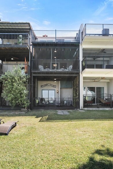 Foto del edificio - 3928 Mediterranean St
