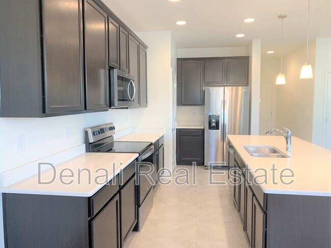 Building Photo - 905 S Canal Dr