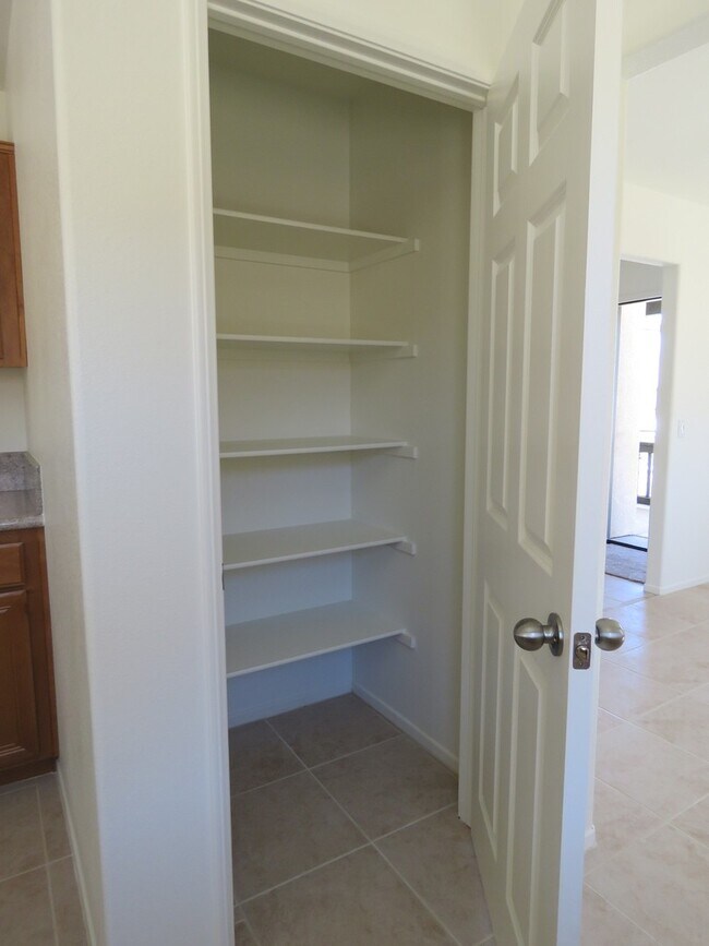 Foto del edificio - Fresh Paint and New Flooring Coming Soon!