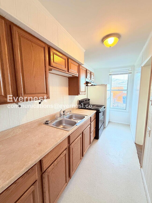 Building Photo - 2 Bed/1 Bath Home with Off-Street Parking / Pet-Friendly / Vouchers Accepted / Available Now!