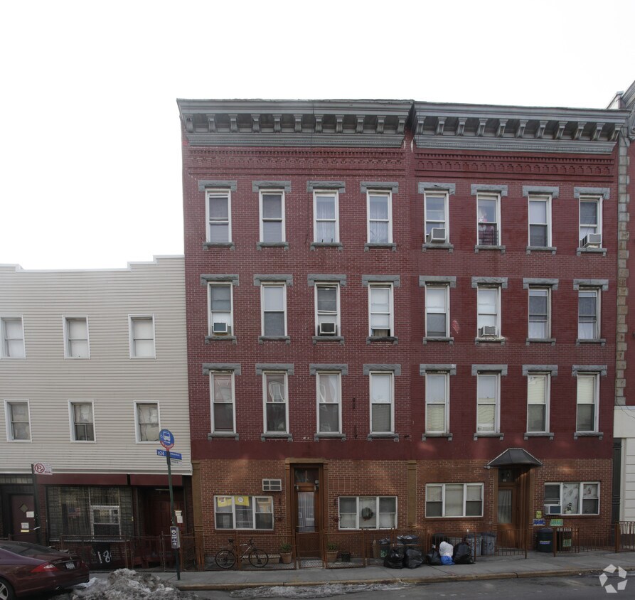 Foto del edificio - 182 Greenpoint Ave