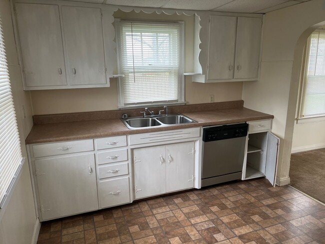 Building Photo - HOWLAND 3 BEDROOM HOME