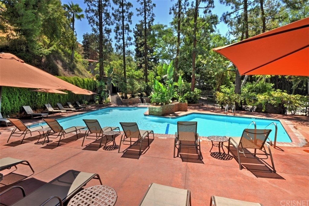 Pool and Jacuzzi - 2700 Cahuenga Blvd E