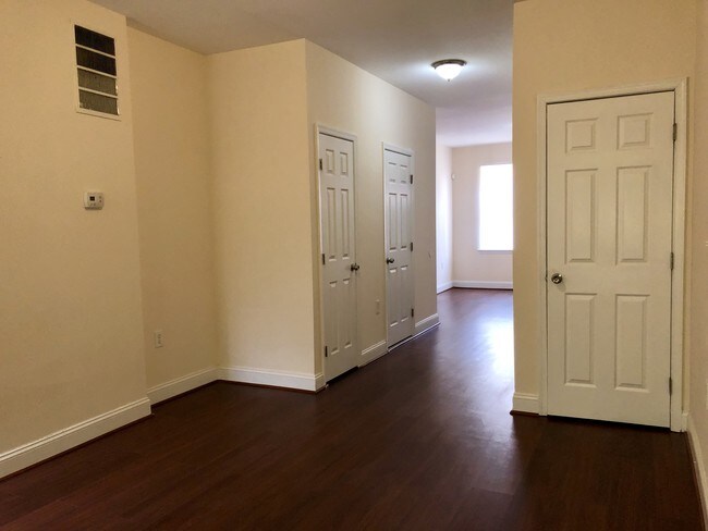 Foto del edificio - 1223 N Bond St