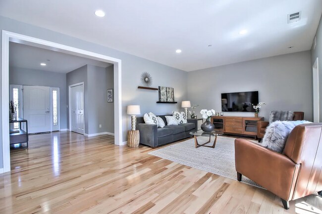 Foto del edificio - Beautiful and Updated 3BR 2BA Home in San ...