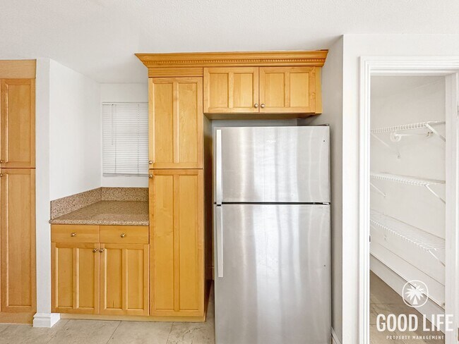 Foto del edificio - Fully Renovated End-Unit 3BD/2.5BA in Lake Forest with Views, Private Yard & 2-Car Garage