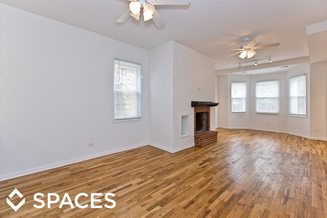 Building Photo - 916 W Roscoe St