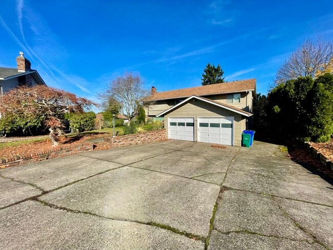 Building Photo - Sprawling 5bd/3bath Split-Level Home | Sto...