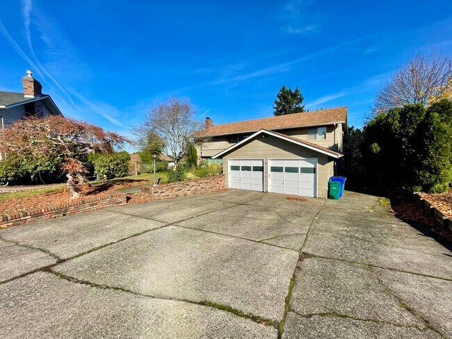 Foto del edificio - Sprawling 5bd/3bath Split-Level Home | Sto...