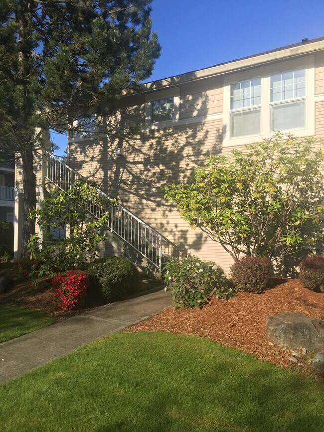 1636 Kennedy Plz Unit E, Dupont, WA 98327 Condo for Rent in Dupont