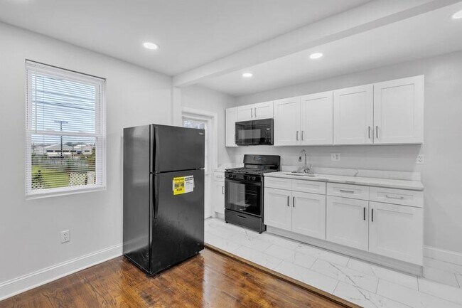 Building Photo - 1052 Iris Ave