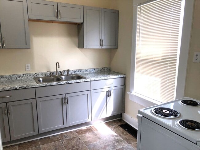 Building Photo - 2 Bed, 1 Bath - RANCH STYLE!!