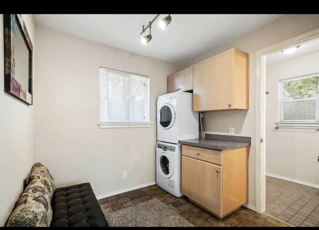 Foto del edificio - 1410 E Ash Ave