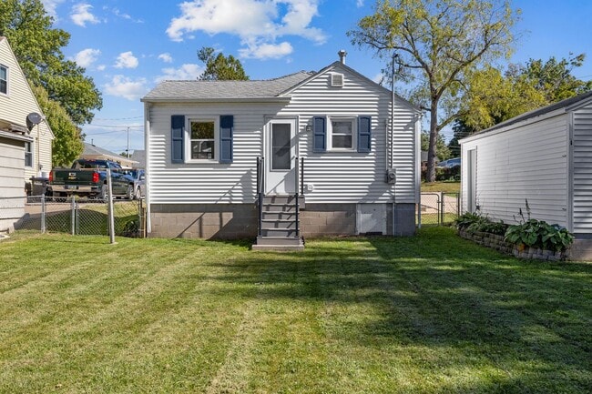 Building Photo - Well Cared for Single Family Home in Conve...