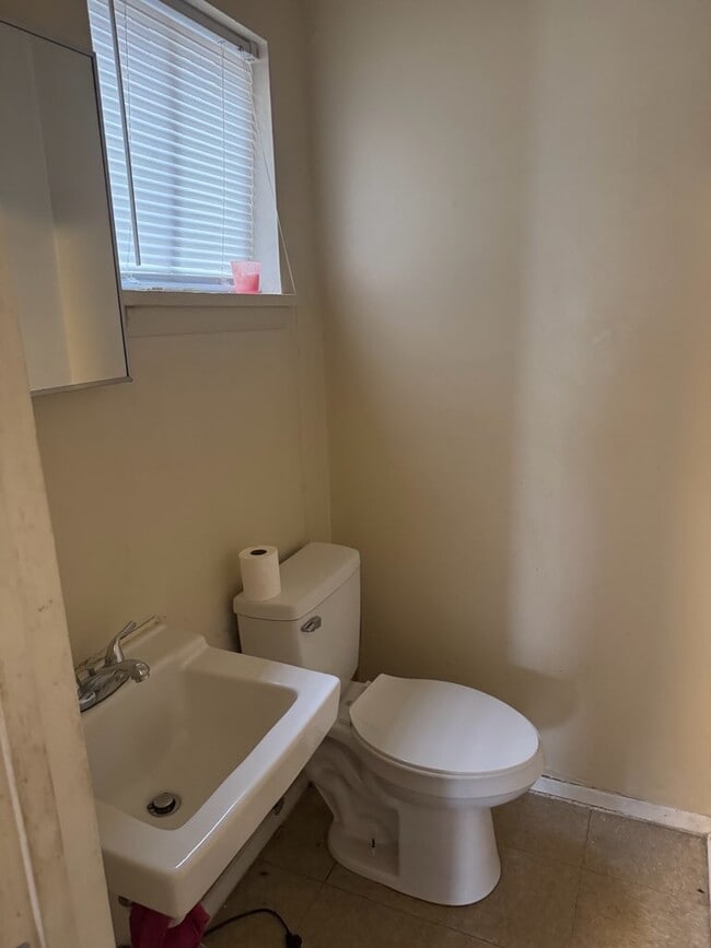 Building Photo - 415 Roxana Rd