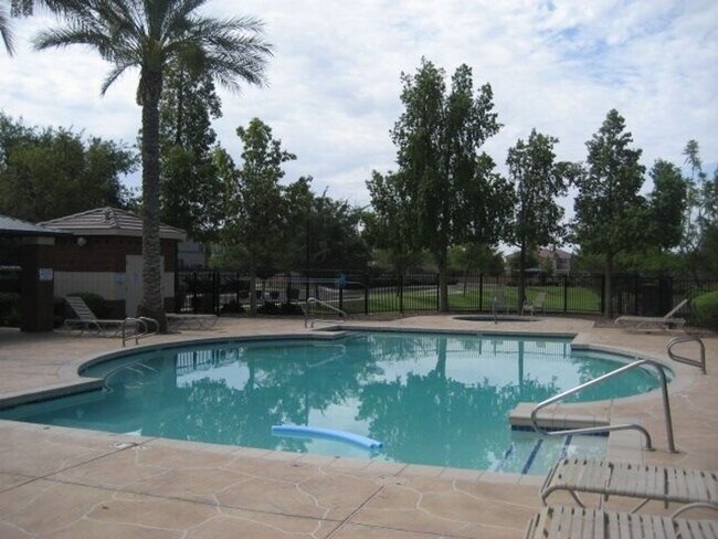 Foto del edificio - 2400 Square feet 4 bedroom rental Power & ...