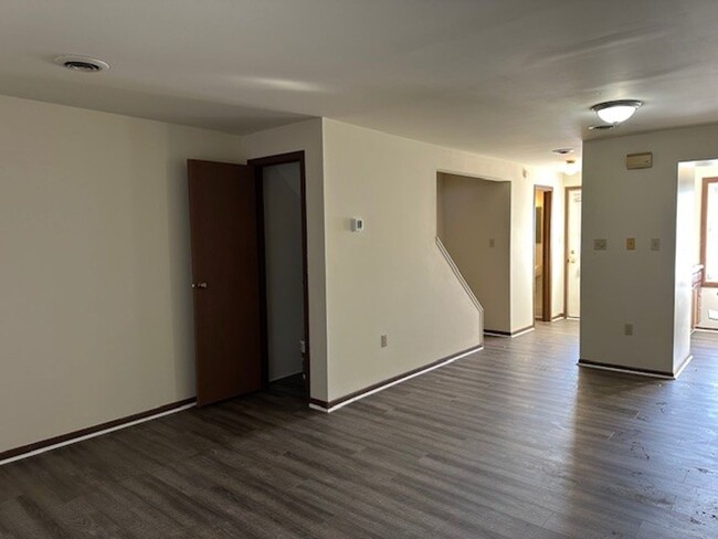 Building Photo - Welcome to this 2 Bedroom 1.5 Bath Townhom...