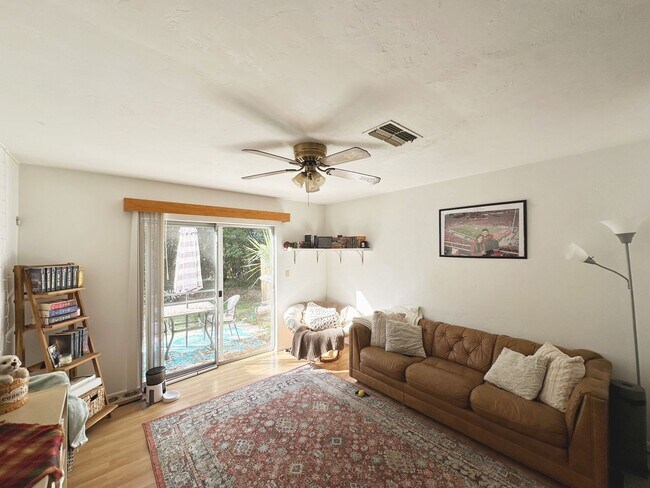 Foto del edificio - Oak Village - Beautiful 2 Bedroom, 1 Bathroom Townhome