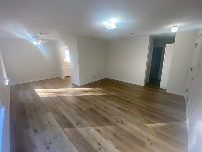 Foto del edificio - 2220 Claremont Ln