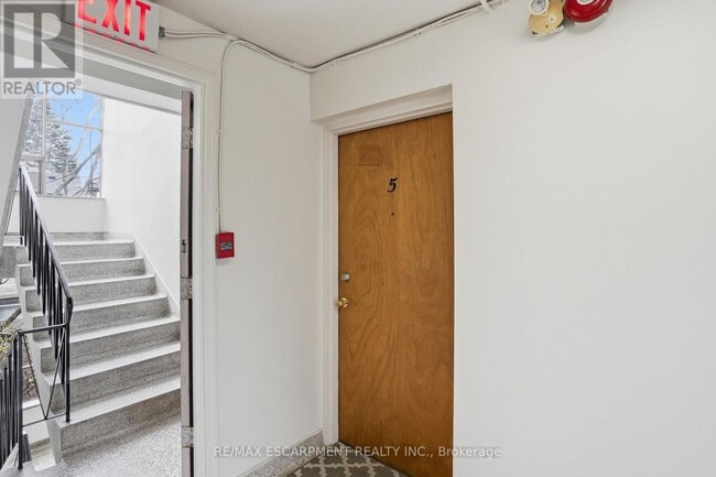 Building Photo - 36 Ray St S