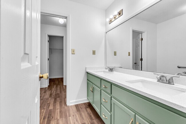 Foto del edificio - 7340 Roundtable Dr