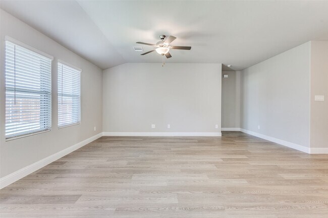 Foto del edificio - 800 Easthill Dr